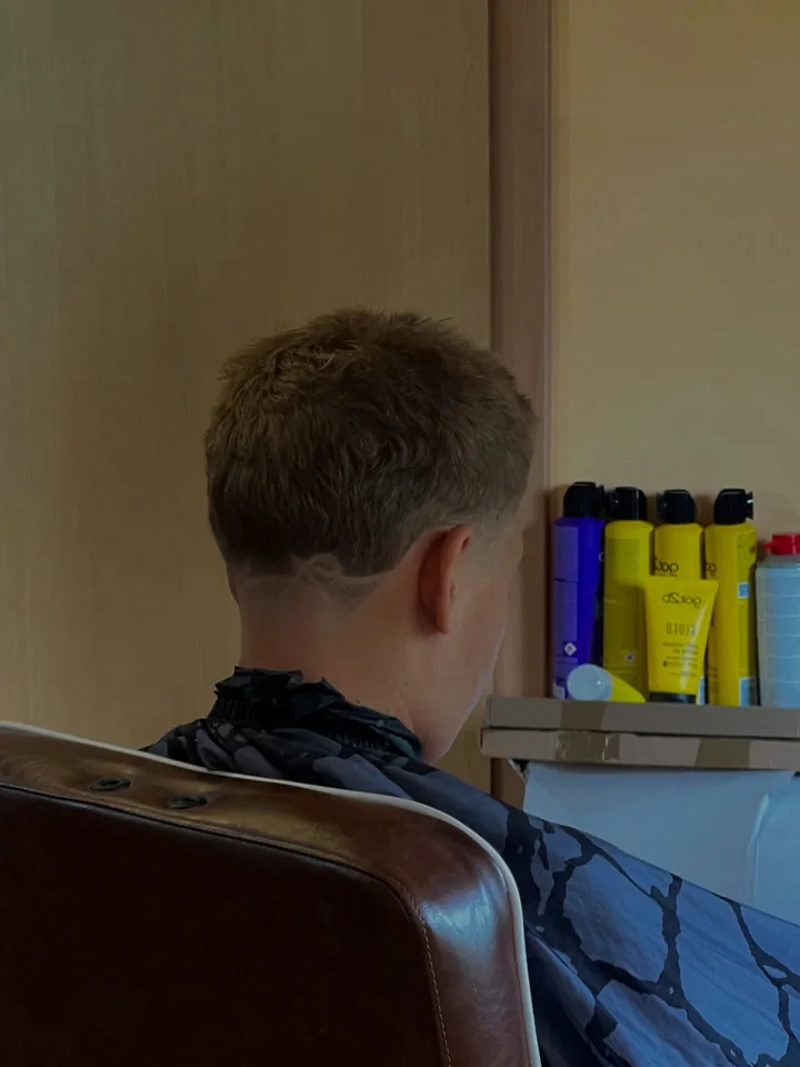 Męskie strzyżenie z wygolonym wzorem z tyłu – Dominos Barber