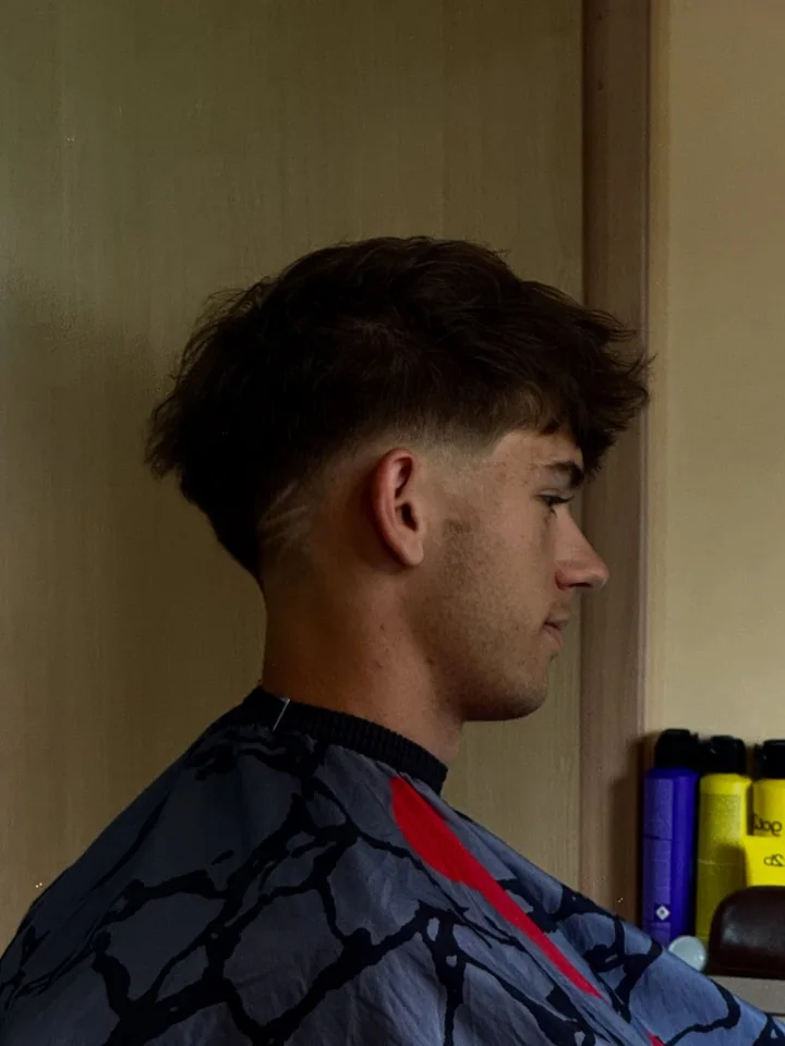 Męskie strzyżenie typu fade z dłuższą górą – Dominos Barber