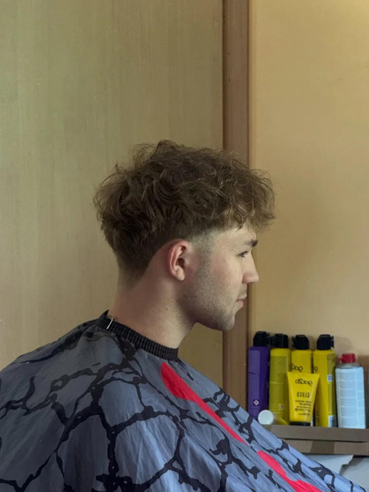 Męska fryzura z teksturowaną górą i cieniowanymi bokami – Dominos Barber