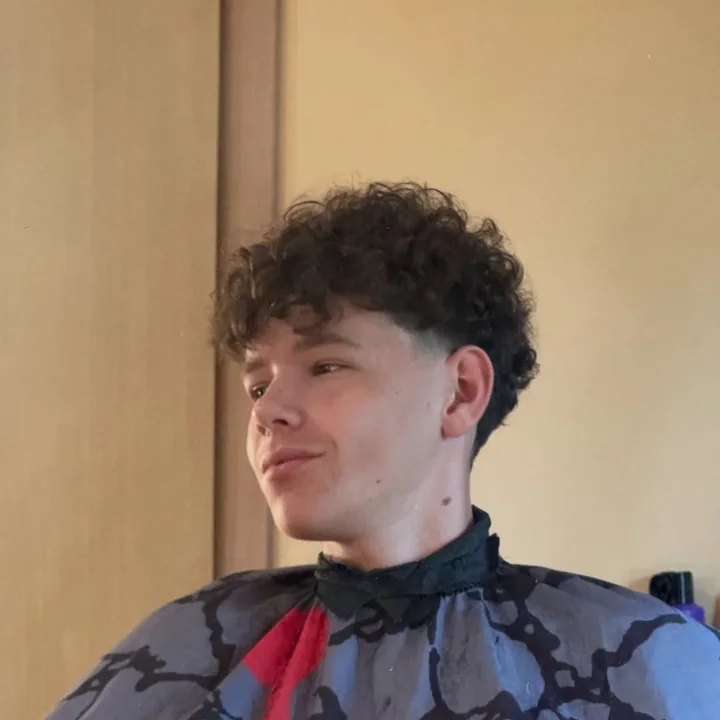 Krótkie męskie strzyżenie z kręconą górą i fade – Dominos Barber